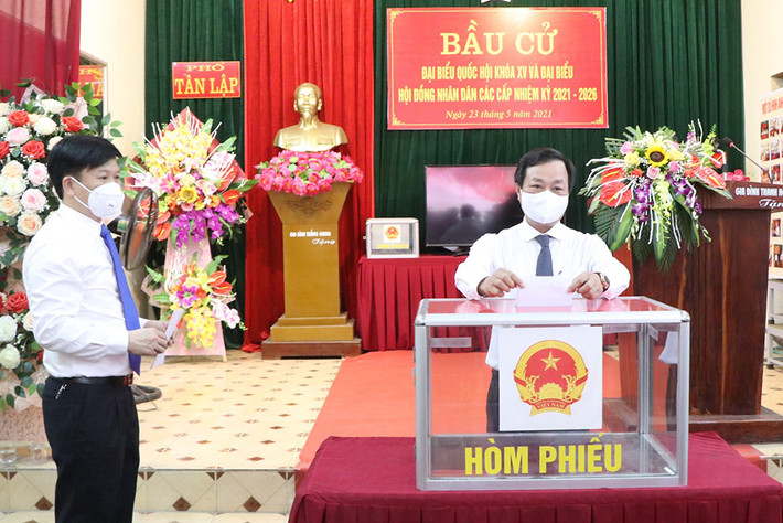 Chủ tịch UBND tỉnh Bùi Văn Quang bỏ phiếu tại khu vực bỏ phiếu số 2, phường Hùng Vương, thị xã Phú Thọ Chủ tịch UBND tỉnh Bùi Văn Quang bỏ phiếu tại khu vực bỏ phiếu số 2, phường Hùng Vương, thị xã Phú Thọ