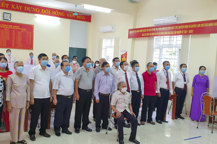Ủy viên Trung ương Đảng, Bí thư Tỉnh uỷ, Chủ tịch HĐND tỉnh Quảng Ninh Nguyễn Xuân Ký tham gia thực hiện nghi thức chào cờ khai mạc bầu cử tại khu vực bỏ phiếu số 6, phường Hồng Hà, TP Hạ Long Ủy viên Trung ương Đảng, Bí thư Tỉnh uỷ, Chủ tịch HĐND tỉnh Quảng Ninh Nguyễn Xuân Ký tham gia thực hiện nghi thức chào cờ khai mạc bầu cử tại khu vực bỏ phiếu số 6, phường Hồng Hà, TP Hạ Long
