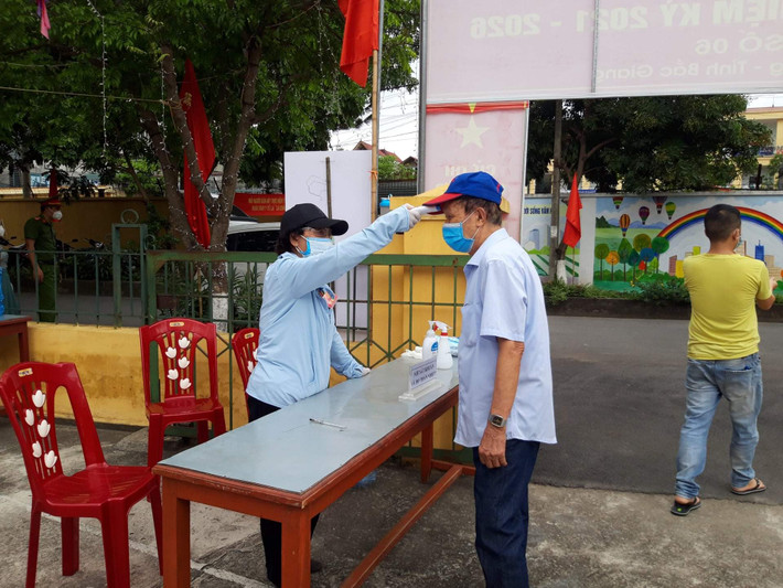 Các tổ bầu cử trang bị dung dịch sát khuẩn, đo thân nhiệt cho cử tri Các tổ bầu cử trang bị dung dịch sát khuẩn, đo thân nhiệt cho cử tri