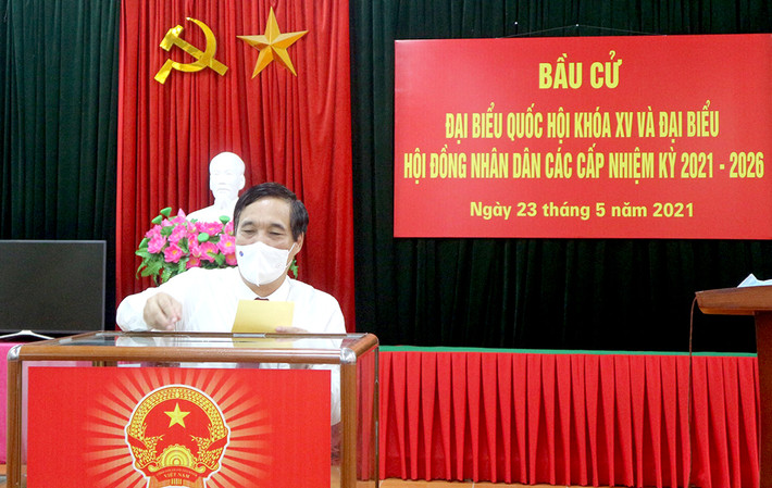 Bí thư Tỉnh ủy Bùi Minh Châu bỏ phiếu tại phường Vân Phú, thành phố Việt Trì Bí thư Tỉnh ủy Bùi Minh Châu bỏ phiếu tại phường Vân Phú, thành phố Việt Trì