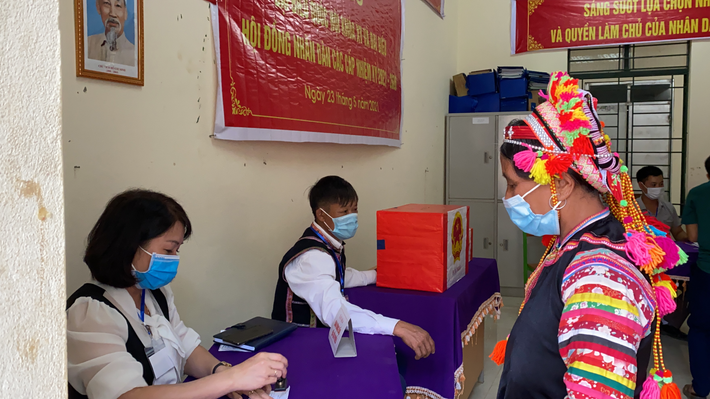 Cử tri dân tộc La Hủ, xã Pa Ủ, huyện Mường Tè hoàn thành nghĩa vụ bỏ phiếu. (Ảnh: Lê Hiệp) Cử tri xã Pa Ủ, huyện Mường Tè hoàn thành nghĩa vụ bỏ phiếu