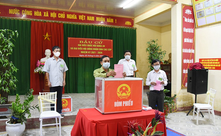 Cử tri huyện Lộc Hà đảm bảo giãn cách khi bỏ phiếu Cử tri huyện Lộc Hà đảm bảo giãn cách khi bỏ phiếu bầu