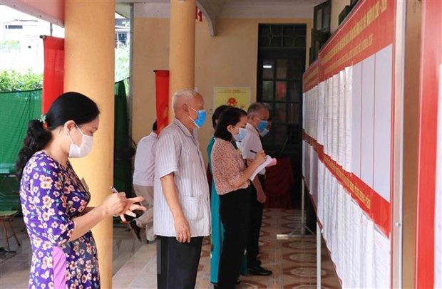 Cử tri đến sớm trước giờ khai mạc để xem lại danh sách các ứng cử viên Cử tri đến sớm trước giờ khai mạc để xem lại danh sách các ứng cử viên