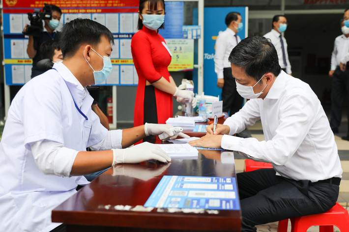 Trưởng Ban Kinh tế Trung ương Trần Tuấn Anh thực hiện các thủ tục khai báo y tế trước khi bỏ phiếu theo quy định Trưởng Ban Kinh tế Trung ương Trần Tuấn Anh thực hiện các thủ tục khai báo y tế trước khi bỏ phiếu theo quy định