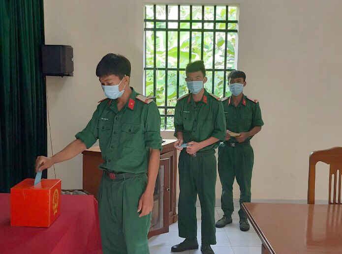 Chiến sỹ Trạm Ra da 55 Phòng không thực hiện bỏ phiếu tại điểm trực Chiến sỹ Trạm Ra da 55 Phòng không thực hiện bỏ phiếu tại điểm trực