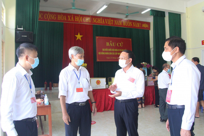 Bí thư Tỉnh ủy, Chủ tịch HĐND tỉnh, Trưởng Ban chỉ đạo, Chủ tịch Ủy ban bầu cử tỉnh trao đổi với cán bộ tại khu vực bỏ phiếu Bí thư Tỉnh ủy, Chủ tịch HĐND tỉnh, Trưởng Ban chỉ đạo, Chủ tịch Ủy ban bầu cử tỉnh trao đổi với cán bộ tại khu vực bỏ phiếu