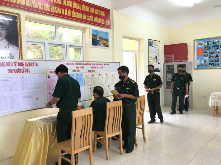 Cử tri Đồn Biên phòng đảo Trần tham gia bỏ phiếu Cử tri Đồn Biên phòng đảo Trần tham gia bỏ phiếu