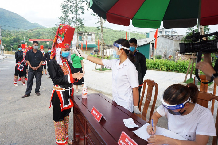 Công tác bảo đảm an toàn phòng, chống dịch được thực hiện nghiêm ngặt tại các điểm bầu cử Công tác bảo đảm an toàn phòng, chống dịch được thực hiện nghiêm ngặt tại các điểm bầu cử