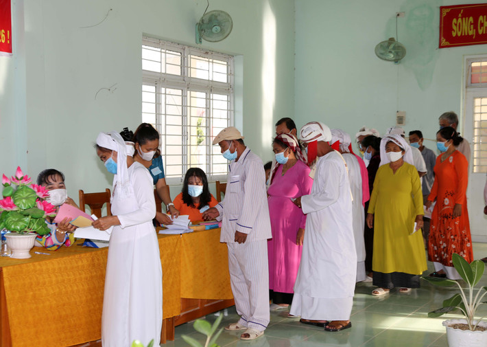 Các cử tri nhận phiếu bầu cử Các cử tri nhận phiếu bầu cử