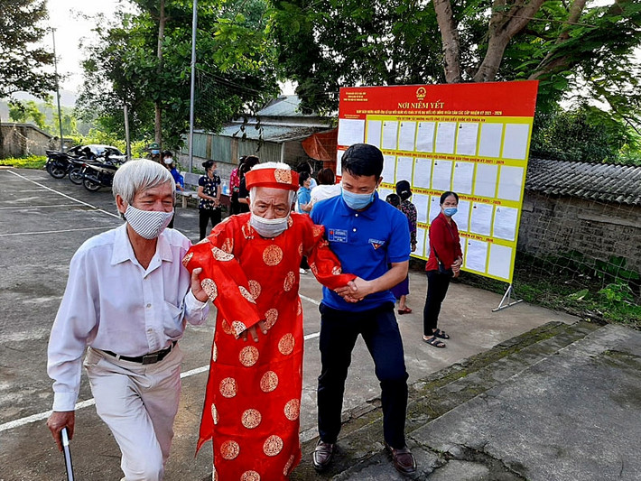 Cử tri cao tuổi tại các khu vực bầu cử được cán bộ, tổ bầu cử hỗ trợ, hướng dẫn bỏ phiếu đảm bảo theo đúng quy định Cử tri cao tuổi tại các khu vực bầu cử được cán bộ, tổ bầu cử hỗ trợ, hướng dẫn bỏ phiếu đảm bảo theo đúng quy định