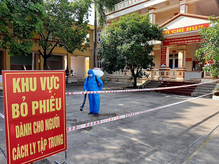 Tại khu vực bầu cử, các hòm phiếu được cán bộ y tế phun thuốc, kiểm tra y tế nghiêm ngặt, bảo đảm công tác phòng, chống dịch trước khi các cử tri bỏ phiếu Tại khu vực bầu cử, các hòm phiếu được cán bộ y tế phun thuốc, kiểm tra y tế nghiêm ngặt, bảo đảm công tác phòng, chống dịch trước khi các cử tri bỏ phiếu