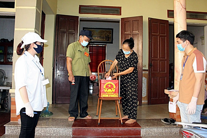 Cử tri thôn Can Bi, xã Phú Xuân, huyện Bình Xuyên bỏ phiếu tại hòm phiếu di động Cử tri thôn Can Bi, xã Xuân Phú, huyện Bình Xuyên bỏ phiếu tại hòm phiếu di động