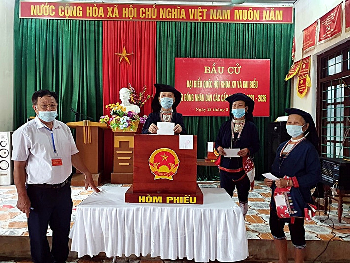 Cử tri đồng bào dân tộc Dao, thôn Thành Công, xã Lãng Công (huyện Sông Lô) bỏ phiếu bầu ĐBQH Khóa XV và đại biểu HĐND các cấp nhiệm kỳ 2021-2026 Cử tri đồng bào dân tộc Dao, thôn Thành Công, xã Lãng Công (huyện Sông Lô) bỏ phiếu bầu ĐBQH Khóa XV và đại biểu HĐND các cấp nhiệm kỳ 2021-2026