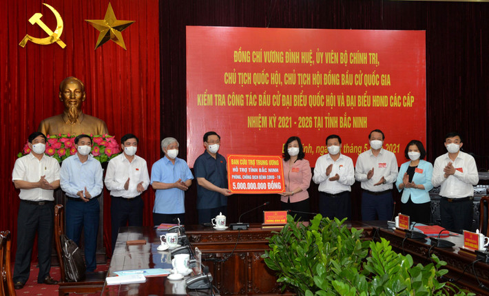 Chủ tịch Quốc hội Vương Đình Huệ cũng đã trao tặng Bắc Ninh 5 tỷ đồng, 20 máy thở và 350.000 khẩu trang y tế để góp phần cùng Bắc Ninh chống dịch Ảnh: Chiến Thắng Chủ tịch Quốc hội Vương Đình Huệ cũng đã trao tặng Bắc Ninh 5 tỷ đồng, 20 máy thở và 350.000 khẩu trang y tế để góp phần cùng Bắc Ninh chống dịch Ảnh: Chiến Thắng