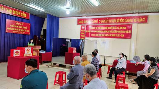 Các cử tri đều được phá t khẩu trang, đo thân nhiệt và giữ khoảng cách chờ đến lượt bỏ phiếu Các cử tri đều được phá t khẩu trang, đo thân nhiệt và giữ khoảng cách chờ đến lượt bỏ phiếu