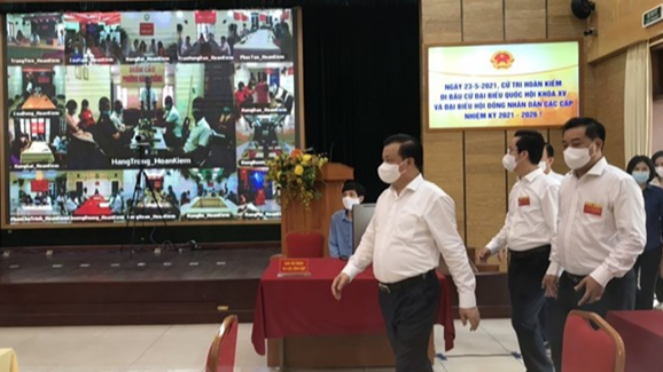 Bí thư Thành ủy Hà Nội Đinh Tiến Dũng đi kiểm tra tại một số điểm bầu cử (Ảnh: TTXVN) Bí thư Thành ủy Hà Nội Đinh Tiến Dũng đi kiểm tra tại một số điểm bầu cử (Ảnh: TTXVN)
