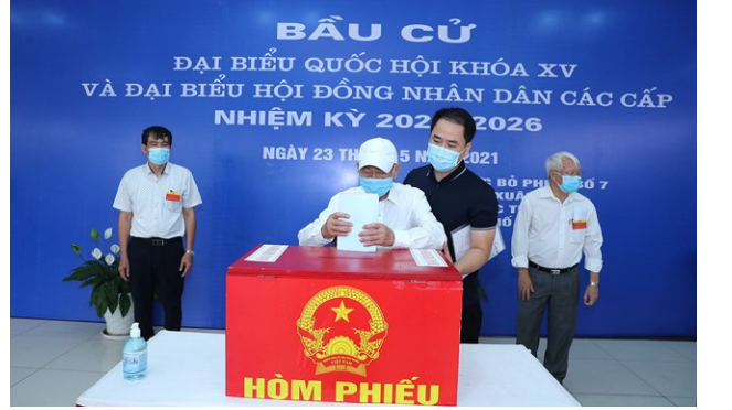 Với sự đồng hành của cháu nội, cử tri Lại Cao Linh (91 tuổi) cư dân chung cư NO3T5 đã có mặt từ rất sớm để bỏ phiếu Ảnh: Quang Vinh Với sự đồng hành của cháu nội, cử tri Lại Cao Linh (91 tuổi) cư dân chung cư NO3T5 đã có mặt từ rất sớm để bỏ phiếu Ảnh: Quang Vinh