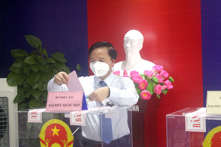Phó Chủ tịch Quốc hội Nguyễn Khắc Định bỏ phiếu bầu cử Phó Chủ tịch Quốc hội Nguyễn Khắc Định bỏ phiếu bầu đại biểu Quốc hội Khóa XV
