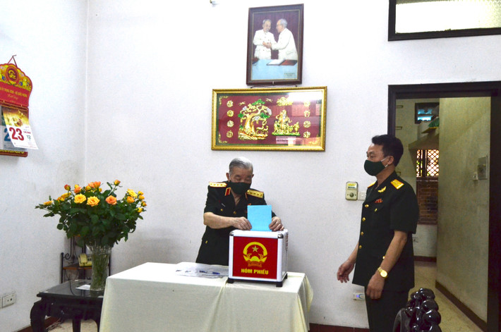 Đại tướng Nguyễn Quyết (99 tuổi) - đại biểu Quốc hội Khoá IV, V, VI thực hiện quyền công dân tại nhà riêng do tuổi cao sức khoẻ yếu Đại tướng Nguyễn Quyết (99 tuổi) - đại biểu Quốc hội Khoá IV, V, VI thực hiện quyền công dân tại nhà riêng do tuổi cao sức khoẻ yếu