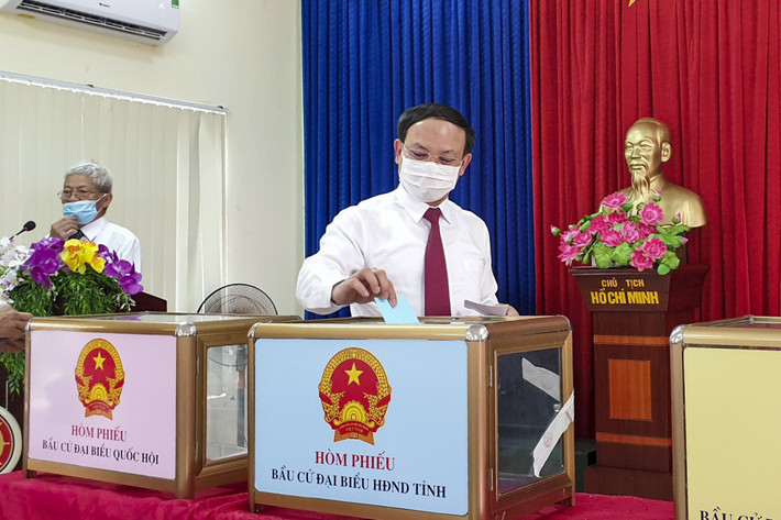 Bí thư Tỉnh ủy, Chủ tịch HĐND tỉnh Nguyễn Xuân Ký - Trưởng Ban Chỉ đạo, Chủ tịch Ủy ban bầu cử tỉnh bỏ phiếu bầu cử tại khu vực bầu cử số 6 phường Hồng Hà (TP Hạ Long) Bí thư Tỉnh ủy, Chủ tịch HĐND tỉnh Nguyễn Xuân Ký - Trưởng Ban Chỉ đạo, Chủ tịch Ủy ban bầu cử tỉnh, bỏ phiếu bầu cử tại khu vực bầu cử số 6 phường Hồng Hà (TP Hạ Long).jpg