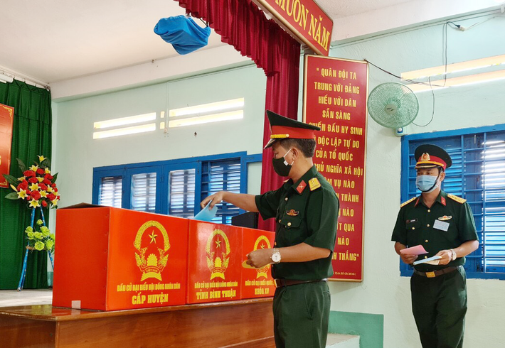 Các đồng chí Ban chỉ huy Quân sự huyện Phú Quý thực hiện quyền công dân Ban chỉ huy Quân sự huyện Phú Quý thực hiện quyền công dân