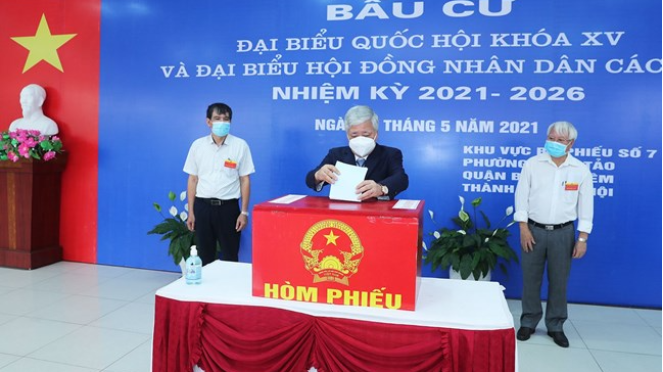 Bí thư Trung ương Đảng, Chủ tịch Ủy ban Trung ương Mặt trận Tổ quốc Việt Nam, Phó Chủ tịch Hội đồng bầu cử Quốc gia Đỗ Văn Chiến bỏ phiếu tại Khu vực bỏ phiếu số 7 Ảnh: Quang Vinh Bí thư Trung ương Đảng, Chủ tịch Ủy ban Trung ương Mặt trận Tổ quốc Việt Nam, Phó Chủ tịch Hội đồng bầu cử Quốc gia Đỗ Văn Chiến bỏ phiếu tại Khu vực bỏ phiếu số 7 Ảnh: Quang Vinh