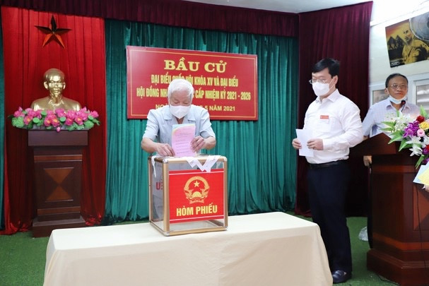 Cử tri bỏ lá phiếu bầu Cử tri bỏ lá phiếu bầu