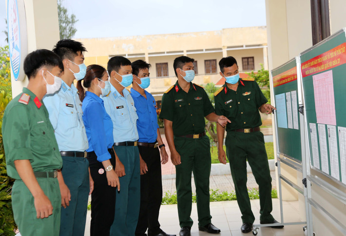 Cử tri rà soát lại lần cuối danh sách các ứng cử viên để lựa chọn bầu người đại diện cho mình Cử tri rà soát lại lần cuối danh sách các ứng cử viên để lựa chọn người đại diện cho mình.