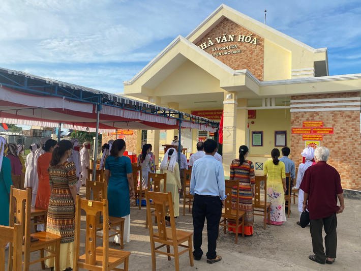 Các cử tri thôn Bình Minh, xã Phan Hòa đã có mặt đầy đủ để thực hiện nghi lễ chào cờ Các cử tri thôn Bình Minh, xã Phan Hòa đã có mặt đầy đủ để thực hiện nghi lễ chào cờ
