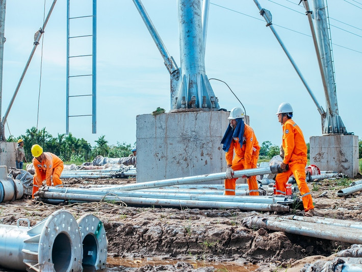 Các thành viên Tổ xung kích di chuyển, lắp ghép thanh xà và dựng cột tại vị trí chân cột tại hiện trường. Ảnh NPC Công ty Điện lực Nam Định đẩy nhanh tiến độ dự án đường dây 500kV mạch 3 -0