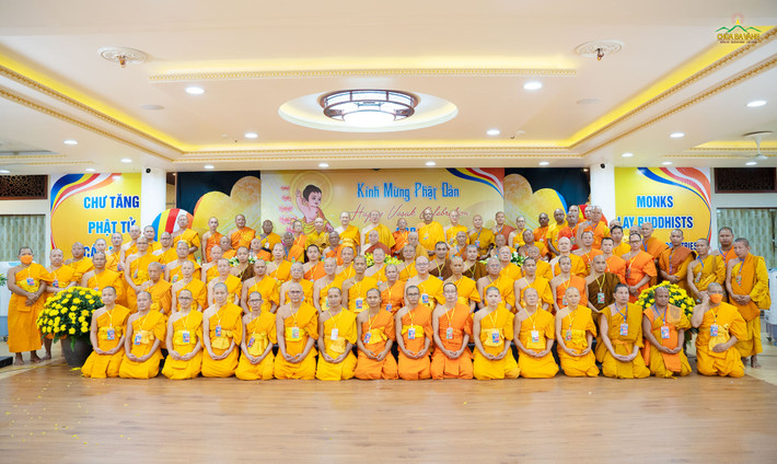 Chư tôn Hòa Thượng, Thượng tọa, Đại đức Tăng chụp ảnh lưu niệm với Chư Tăng chùa Ba Vàng Chư Tăng, Phật tử nước ngoài cúng dường chùa Ba Vàng - những điều đặc biệt -0