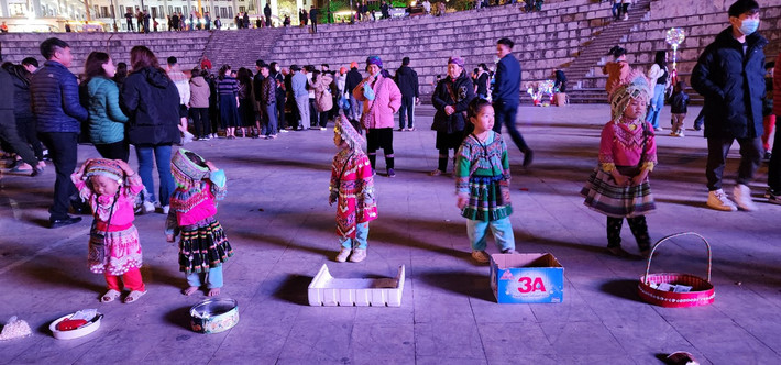 Phía sau các em bé bán hàng là những người lớn luôn "giám sát" Khó trong xử lý nạn đeo bám, ăn xin khách du lịch tại Sa Pa -0