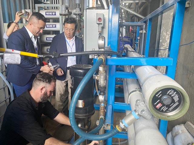 Cục trưởng Cục Phát triển thị trường doanh nghiệp khoa học và công nghệ Phạm Hồng Quất đi kiểm tra thực tế tại Công ty cổ phần Tôn Pomina Ký kết chuyển giao công nghệ xử lý nước nano -0