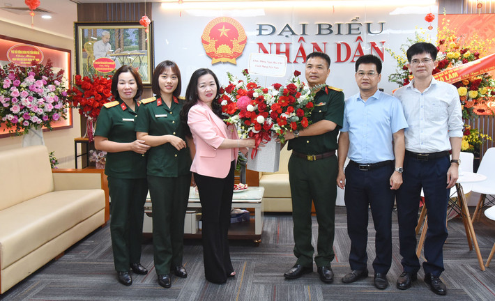 Chỉ huy trưởng Ban chỉ huy quân sự Thành phố Phúc Yên Đàm Xuân Quỳnh tặng hoa chúc mừng Báo Đại biểu Nhân dân. Ảnh: Quang Khánh Lãnh đạo Quốc hội, các cơ quan của Quốc hội chúc mừng Báo Đại biểu Nhân dân -0