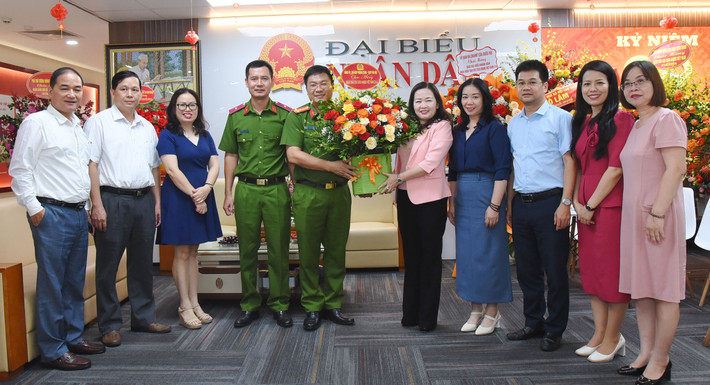 Đại diện Đảng ủy, Chỉ huy Phòng Cảnh sát hình sự - Công an TP. Hà Nội tặng hoa chúc mừng Báo Đại biểu Nhân dân. Ảnh: Quang Khánh Lãnh đạo Quốc hội, các cơ quan của Quốc hội chúc mừng Báo Đại biểu Nhân dân -0