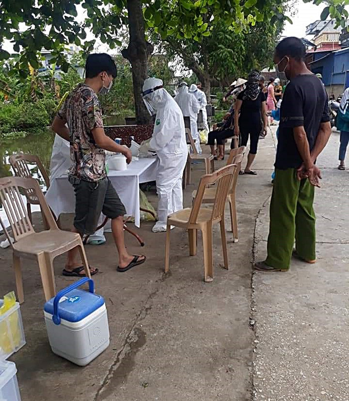 Lực lượng chức năng lấy mẫu xét nghiệm nhanh các trường hợp liên quan bệnh nhân dương tính ở Xóm Trại Lực lượng chức năng lấy mẫu xét nghiệm nhanh các trường hợp liên quan bệnh nhân dương tính ở Xóm Trại
