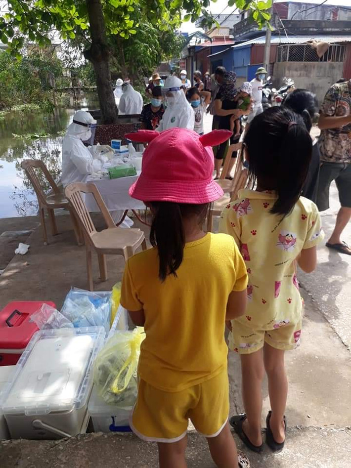 Các em nhỏ cũng được tập trung để lấy mẫu xét nghiệm nhanh phòng Covid - 19 Các em nhỏ cũng được tập trung để lấy mẫu xét nghiệm nhanh phòng covid