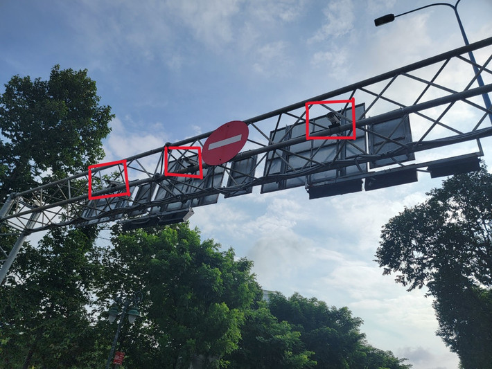 Một số camera giám sát giao thông trên đường Mai Chí Thọ, đoạn trước hầm sông Sài Gòn. Ảnh: Quang Phương. TP. Hồ Chí Minh: Kiến nghị xử phạt Công ty Cổ phần Công nghệ Tiên Phong vì thi công chậm tiến độ -0