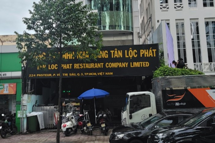 Công ty TNHH Nhà hàng Tân Lộc Phát bị xử phạt 120 triệu đồng vì quảng cáo rượu trái quy định. Ảnh: Quang Phương. TP. Hồ Chí Minh: Nhiều nhà hàng ăn uống, karaoke bị xử phạt vì vi phạm hàng loạt quy định của pháp luật -0