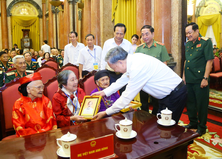 Chủ tịch nước Tô Lâm tặng quà cho các Mẹ Việt Nam Anh hùng. Ảnh: T. Giáp Chủ tịch nước Tô Lâm gặp mặt người có công với cách mạng tiêu biểu -0