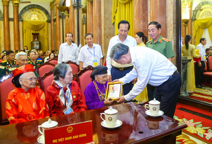 Chủ tịch nước Tô Lâm tặng quà cho các Mẹ Việt Nam Anh hùng. Ảnh: T. Giáp Chủ tịch nước Tô Lâm gặp mặt người có công với cách mạng tiêu biểu -0