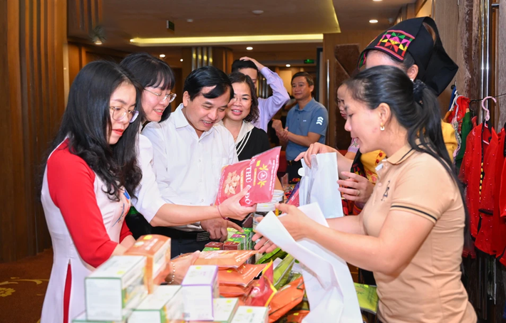 Phó Chủ tịch HĐND tỉnh Nguyễn Như Khôi tham quan gian trưng bày các sản phẩm OCOP của địa phương. Ảnh: T. Cường Bảo tồn, phát huy giá trị văn hóa truyền thống của các dân tộc thiểu số (đăng ngày 6/10/2023) -0