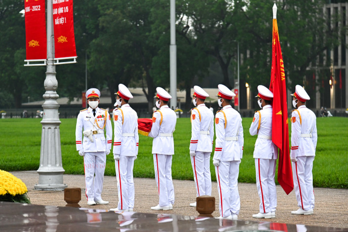 Trang nghiêm lễ thượng cờ tại quảng trường Ba Đình nhân dịp 47 năm ngày thống nhất đất nước ảnh 9 Trang nghiêm lễ thượng cờ tại quảng trường Ba Đình nhân dịp 47 năm ngày thống nhất đất nước -0