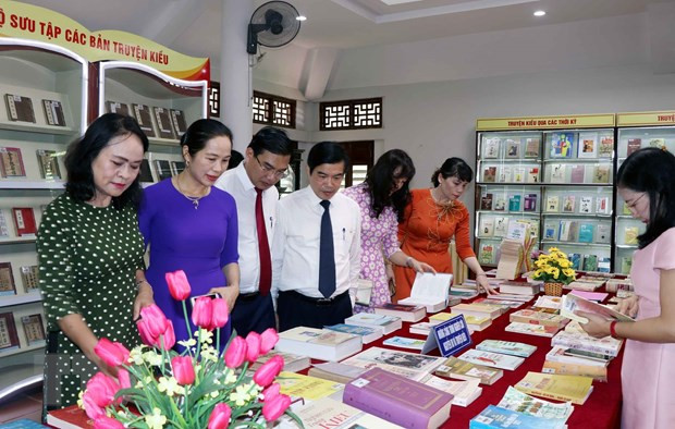 Khách tham quan thưởng lãm các ấn phẩm Truyện Kiều của đại thi hào Nguyễn Du - Ảnh Công Tường Khách tham quan thưởng lãm các ấn phẩm Truyện Kiều của đại thi hào Nguyễn Du - Ảnh Công Tường