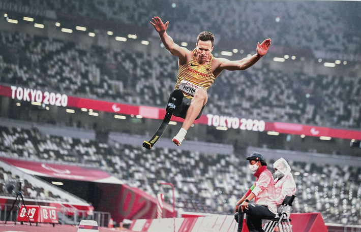 VĐV Makus Rehm của Đức tranh tài trong trận chung kết nội dung nhảy xa nam, hạng thương tật T64, Paralympics Tokyo 2020, 1.9.2021. Ảnh: Charly Trballeau/AFP Khai mạc triển lãm “Đường tới Olympic 2024” -0
