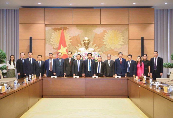 Phó Chủ tịch Hội đồng Dân tộc Nguyễn Lâm Thành tiếp Phó Chủ nhiệm Ủy ban Dân tộc Trung Quốc ảnh 3 Các đại biểu chụp ảnh lưu niệm - Ảnh H.Ngọc