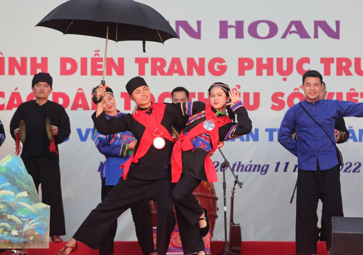 Người trẻ giới thiệu trang phục dân tộc tại Liên hoan trình diễn trang các dân tộc thiểu số Việt Nam khu vực phía Bắc lần thứ I, năm 2022. Ảnh: Khiếu Minh Người trẻ giữ gìn, phát huy đặc sắc trang phục dân tộc -0