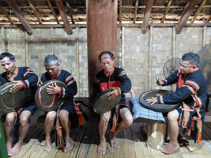 Đánh cồng chiêng mừng nghi lễ kết nghĩa. Ảnh: Thái Minh Thấm đượm triết lý nhân sinh -0
