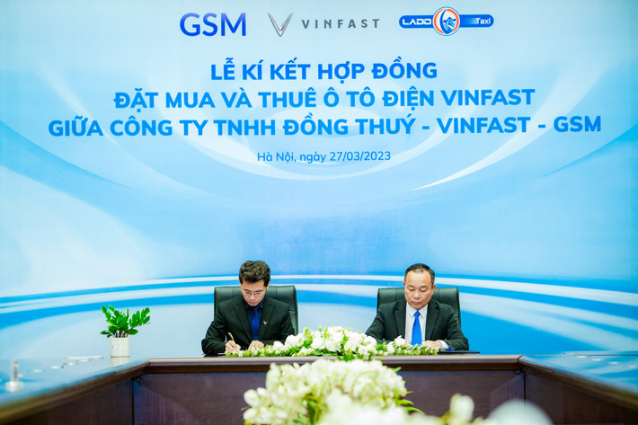 Toàn cảnh lễ ký kết hợp đồng đặt mua và thuê ô điện VinFast giữa công ty TNHH Đồng Thúy - VinFast - GMS Lado Taxi thuê 500 ô tô điện VinFast và mua bổ sung 40 xe VF e34 -0