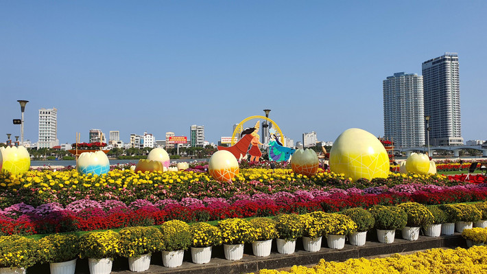 Trang trí đường hoa theo sự tích "trăm trứng nở trăm con" Rực rỡ đường hoa Tết đón “Rồng vàng” ở Đà Nẵng